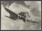 Bild av flygplan Seversky P-35 under flygning. Bilden samlades i av Evert Ingemansson, förmodligen i samband med hans utbildning till eldledare under luftvärnsskjutningar 1938-1939.