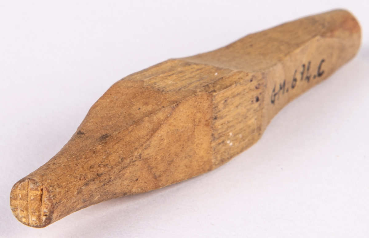 Messmörsstämpel. "Dorisar" av trä 6 stycken, längd 5,4-11,3 cm. Använda till kantprydnad på mesmörbullar. i änden av de pinnformiga dorisarna äro sålunda geometriska ornament utskurna.