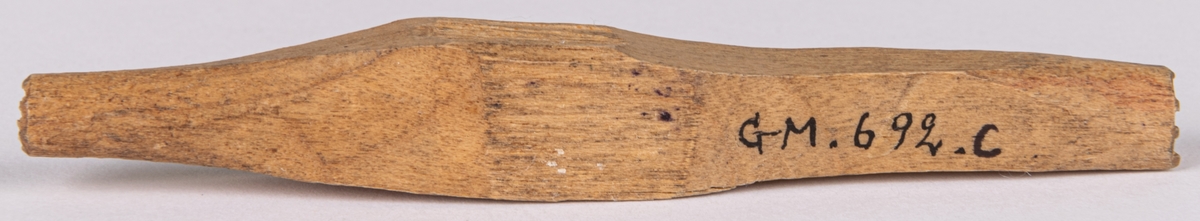 Messmörsstämpel. "Dorisar" av trä 6 stycken, längd 5,4-11,3 cm. Använda till kantprydnad på mesmörbullar. i änden av de pinnformiga dorisarna äro sålunda geometriska ornament utskurna.