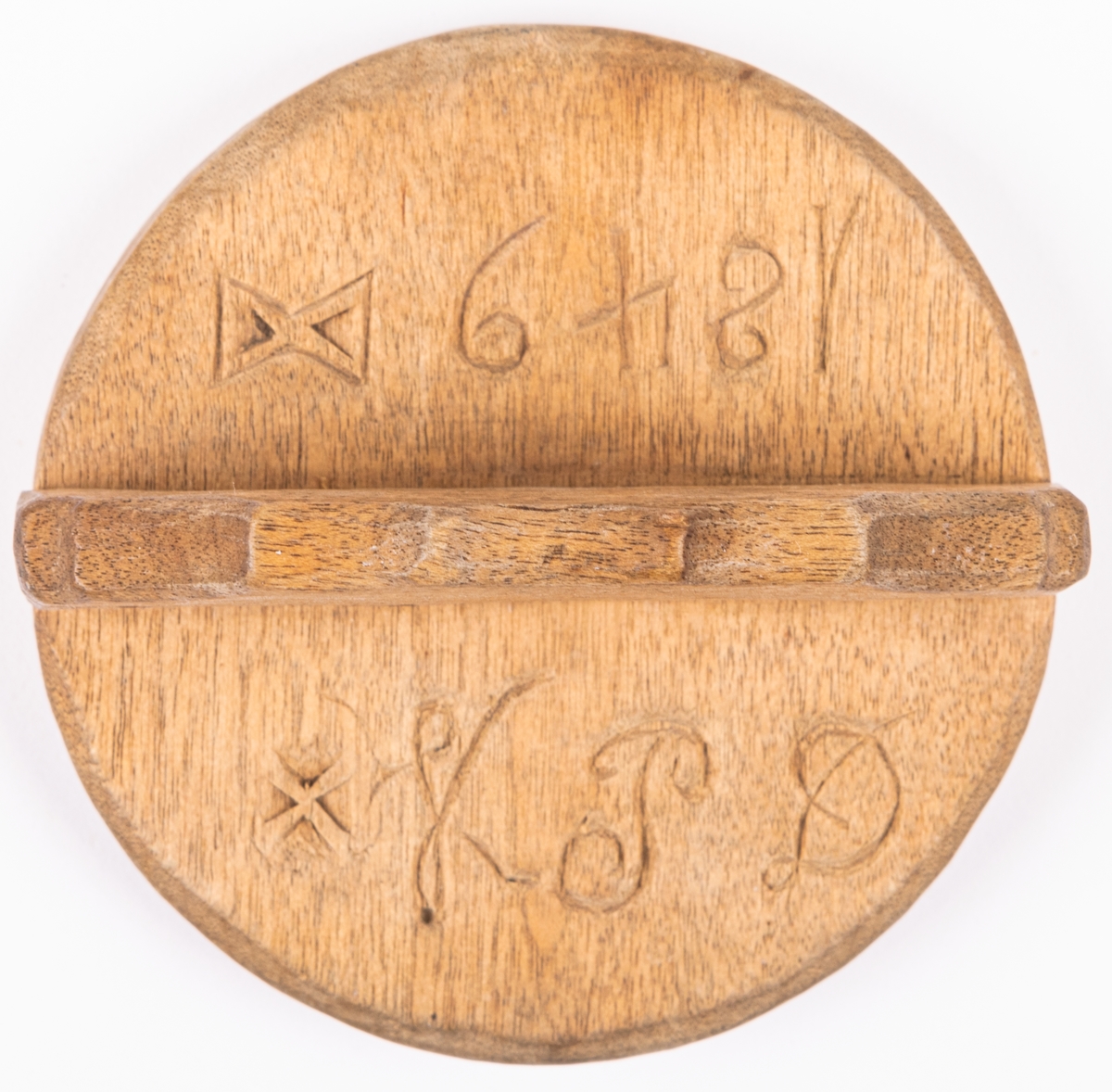 Acc. katalog. 
Kakformar, messmörkrus av trä, snidade, 6 st. Tre märkta, V.P.D 1849, A.O.D 1821, M.F.D 1829.

Lappkort.
Messmörkrus, kakstämplar av björkträ 6 st. Anv i kyrkan.
c/ runt, ristat geomert. mönster. Diam. 5,8 cm. Ristat; X V.P.D 1849.