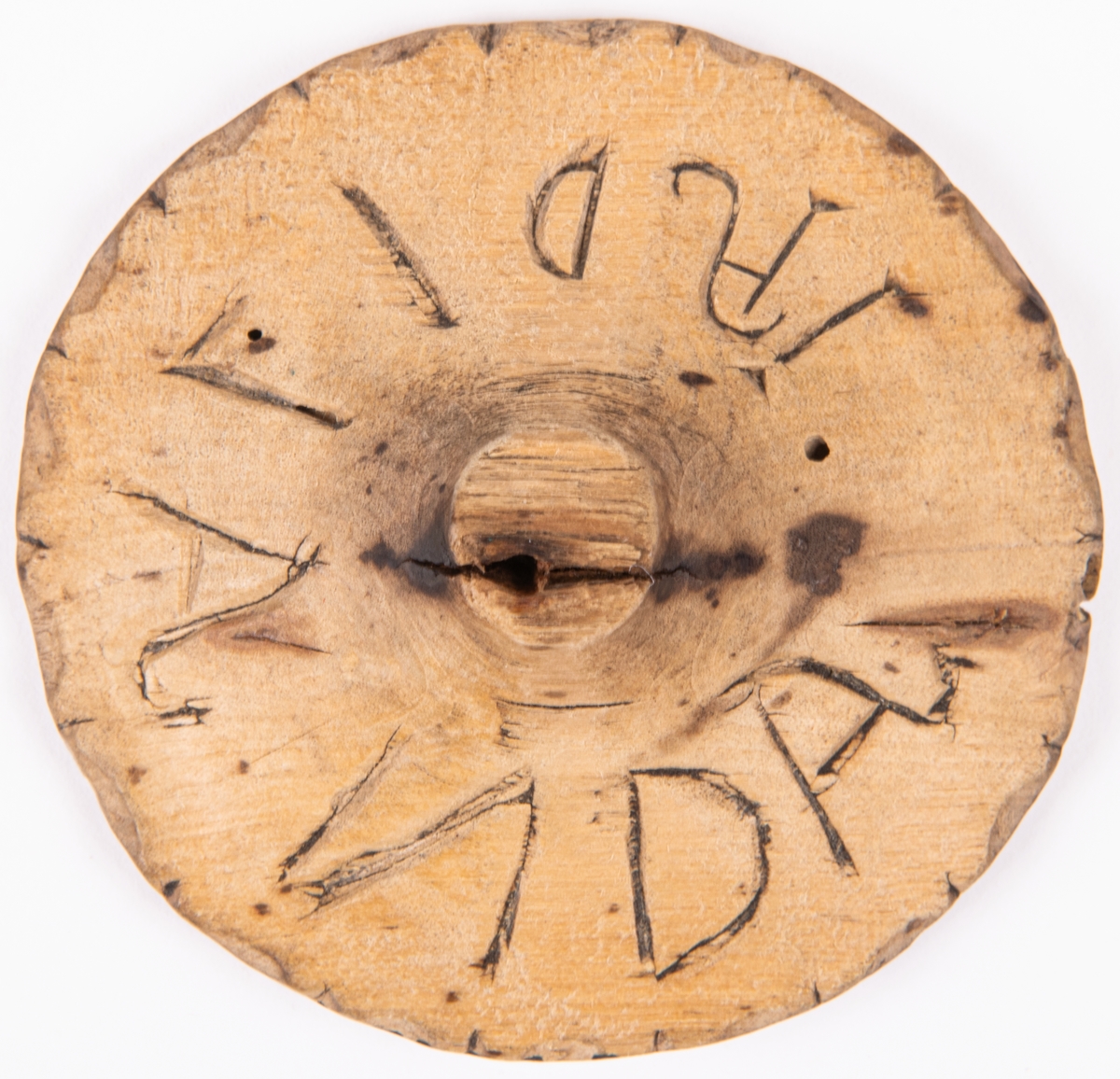 Acc.katalog.
Messmörkrus, kakformar av trä 6 st. Tre märkta; X V.P.D 1849, A.O.D 1821, M.F.D 1829. kakorna användes i kyrkan. 

Lappkort.
Messmörkrus, kakstämplar av björkträ, 6 st. Anv i kyrkan.
f/ runt, med handtag av kort naturvuxen tapp. Diam 6,6 cm. Ristat mönster av rutornerade blad samt utfyllnad av hjärtan. Ristt; JAD; IJÅ; NDA