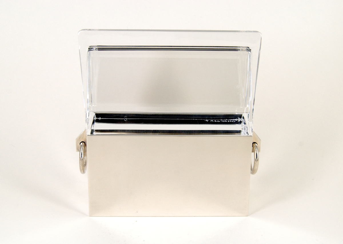 Skulptur, "Uppsala" av Gunna Cyrén. Av silver och glas. Föreställande, schematiskt, S:t Eriks relikskrin i Uppsala domkyrka. 
Slät dekorerad underdel i silver samt tak (löst), av massivt glas. Öglor i underdelens kortsidor.

Mindre skada i glaspartiets ena kortsida nertill.