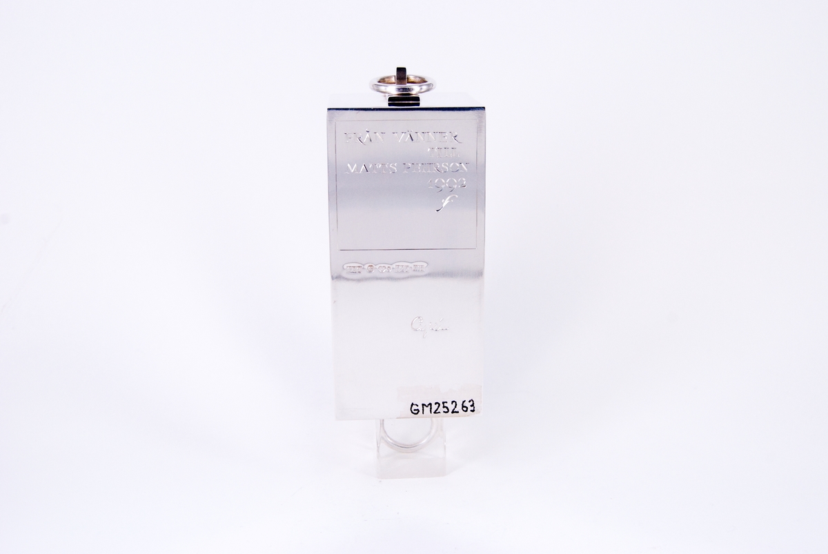 Skulptur, "Uppsala" av Gunna Cyrén. Av silver och glas. Föreställande, schematiskt, S:t Eriks relikskrin i Uppsala domkyrka. 
Slät dekorerad underdel i silver samt tak (löst), av massivt glas. Öglor i underdelens kortsidor.

Mindre skada i glaspartiets ena kortsida nertill.