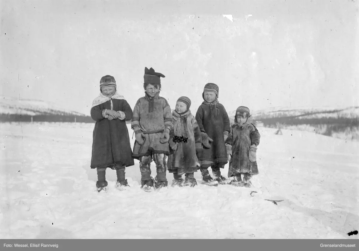Barn fra Sandnes ca 1900. Fra venstre: Margit Menna, Mathis O. Noste, Inga Menna, Bigga Noste, Ellen Inga Noste.