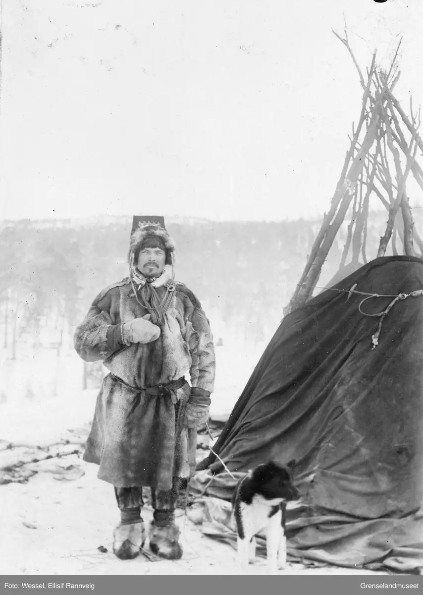Reinvokter Moses fotografert utenfor lavvoen mellom Salmijärvi og Suenjel, Kola.