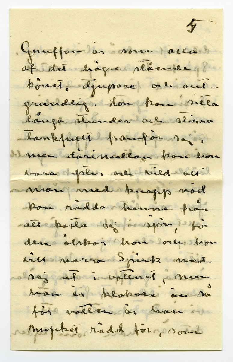 Brev 1909-06-20 från Ester Bauer till John Bauer, bestående av tolv sidor skrivna på fram- och baksidan av tre vikta pappersark. Huvudsaklig skrift handskriven med svart bläck. 
.
BREVAVSKRIFT:
.
[Sida 1]
Vidinge 20/6 09
Min älskade John
Det var tråkigt att jag
inte fick något bref från
dej då jag i fredags var
i Furusund. De foro 
inga regelbundna turer
ännu och gud vet om
de nånsin ämna göra
det. Midsommar afton
[överstruket: res] far Martin för att 
hämta sina systrar och
då får väl detta bref
följa med, sedan ska
.
[Sida 2]
de väl resa om ett
par dagar igen och då
hoppas jag få bref från
dej --- sen dröjer 
det kanske mycket länge
innan det går bud igen
men skrif i alla fall
man kan aldrig så noga
veta. I fredags lejde jag
Martin, han ville ha
2 kr. så att det blir för
dyrt att göra det ofta.
På hemvägen tog det till 
att blåsa ganska hårdt, jag
blef märkvärdigt nog 
rädd, jag som [inskrivet: de] aldrig
.
[Sida 3]
kunnat få rädd på
sjön förr. Det är skräcken
som jag fick då du seglade
med kanoten, särskilt
den där natten, som
jag vakade och väntade
på dej, det var storm
och jag trodde aldrig
att jag skulle få se dej
mera. Den skräcken
sitter i mej ännu.
Då du kommer hit ut
John – så skrif en 
lång tid förut så [överstruken bokstav] att
jag hinner få brefvet och
vara och hämta dej i
.
[Sida 4]
segelbåt, lofva mej det.
Ibland om nätterna
drömmer jag om att du 
är i sjöfara, jag förstår
inte hvad det är med
mej.----- De små ligga
på golfvet i solstrimman
och sofva nu. De binda
mej [överstruket ord] hos sej, jag kan
ju inte gå ifrån dem
jag vill inte stänga dem 
inne i den mörka ladan
så länge solen skiner.
De äro så olika hvarann.
Spinken har ett mycket
jämt lynne, alltid drum
lig och älskvärd, men
.
[Sida 5]
[överskrivet: 4 och 5]
Gruffan är som alla
af det högre stående
könet, djupare och out-
grundlig. Hon kan sitta
långa stunder och stirra
tankfullt framför sej,
men därimellan kan hon
vara yster och vild att
man med knapp nöd
kan rädda henne från
att kasta sej i sjön, för
den älskar hon och hon
vill narra Spink med
sej ut i vattnet, men
han är klokare än så
för vatten är han 
mycket rädd för, som
.
[Sida 6]
det väl också bör vara.
Spink I var ju alltid
så rädd för vatten.
I sina ystra ögonblick
narrar hon Spink till
så mycket odygd men
när hon har sina grubb-
lande tankar verkar
hon lugnande på honom
Ja – så låter han, som
allt manfolk så gärna
vill, leda sej af en 
liten kvinna. Men
ändå gruffar och grälar
han ibland, för att
vi inte ska tro att
det är han som lyder.
.
[Sida 7]
Ack ja, de manfolken.
Martin är den rödaste
socialist. Han trakterar 
mej alltid med de mäst
hårresande historier om
hur grymt elaka alla
arbetsgifvare äro och 
hurdana englar alla
arbetare äro. Då jag
säjer att alla äro vi
mer eller mindre
arbetare och att vi i
regel alltid har någon
långifvare, tycks han
inget förstå, det enda
han förstår tycks vara
.
[Sida 8]
[inskrivet: att] ämbetsmännen ha för
stora löner och att
alla grosshandlare äro
roffare. Men trots allt
skulle han vilja låna
pengar och lära och ta
studenten för att bli
en af dessa hatade äm-
betsmänn. Ja – det är
synd om honom. Han
är kypare och det vill
han inte vara, kanske
det är af sådant stoff
de värsta socialisterna
komma. Nu vakna
de små och tugga på
mattan och så ska
.
[Sida 9] 
[Längst upp över sida 9 och 12 text upp och ner: Jon-Erik ska fara till Fur---
tar han detta brefvet [överstruket ord] samt ett g eller siffran 9, alt. siffran 6 upp och ner]
jag laga middag. Adjö
med dej.
I kväll ligger hafvet som
en spegel. Jag har setat 
nere vid stranden och
hört sjöfågelskriken, de
hoade åt hvarandra och
[inskrivet: en] mamma med sina små
kommo simmande i det
metallfärgade vattnet och
måsar och tärnor singlade
i vida kretsar öfver mej.
Ja – det var vackert, gudom-
ligt vackert. Finns här väl
något ensligare än ett sjö-
fågelskrik, Och ensamheten
är så stor och vacker.
.
[Sidan 10]
[Längst upp sista ordet i en mening som börjar på sidan 11 skriven upp och ner: alla. I marginalen är inskrivet LI eller 17 upp och ner]
God natt med dej käre
Kyss din Esther.
I dag har Greta och jag
badat, jag kom just nu
hem. Vi lågo på berget
en hel timme och togo
solbad. Vattnet var kallt
så att det bet i skinnet
men härligt var det i
alla fall. Tack för [överstruket: ditt]
dinna båda bref. jag
var nyss vid ”Brändöras”
och hämtade dem (de ha
varit i Furusund i dag)
Jag satt i en björkdunge
och löste dem och jag
är så glad och kär i dej
John
.
[Sida 11]
[längst upp på sidan 11 och 10 skrivet upp och ner: Helsa så mycket till alla]
Visst är jag frisk och solbränd
och mina taxbarn må
som prinsar. För en
stund sedan gingo de
ner i en pöl med
gödselvatten och så stängde
jag in dem fastän solen
skiner ännu men något
straff ska de ha --- de
små älsklingarna. Men
nu äro de ute igen och 
nu stå de och gråta för
att jag sitter och skrifver
i stället för att leka med 
dem. De hälsa så hjärtin-
nerligt mycket til dej.
Ja – Fridas bref är verkligen
.
[Sida 12]
[längst upp på sidan skrivet upp och ner en text som är skriven över sidorna 9 och 12: [sida 9: Jon-Erik ska fara till Fur /sida 12: usund i morgon och då /sida 9: tar han detta brefvet /sida 12: med. Adjö med dej Johnne]
karaktäristiskt för henne,
jag skall skrifva och äckla[?]
henne och till Åbergs [not: kan även stå Öbergs]
skall jag också skrifva
en vacker kväll och det
äro ju alla här ute.
Men John, hvad jag länk-
tas efter dej min egen käre
John hvad jag då skulle
kyssa din munn och kry-
pa upp i din famn. Ack ja
---- men du kommer ju
snart eller hur? Jag är
så glad åt dej. Lille Spinken
hälsar särskilt till dej, han
blir allt mer och mer lik
vår förre lille Spink..
Kyss mej min egen käre
John