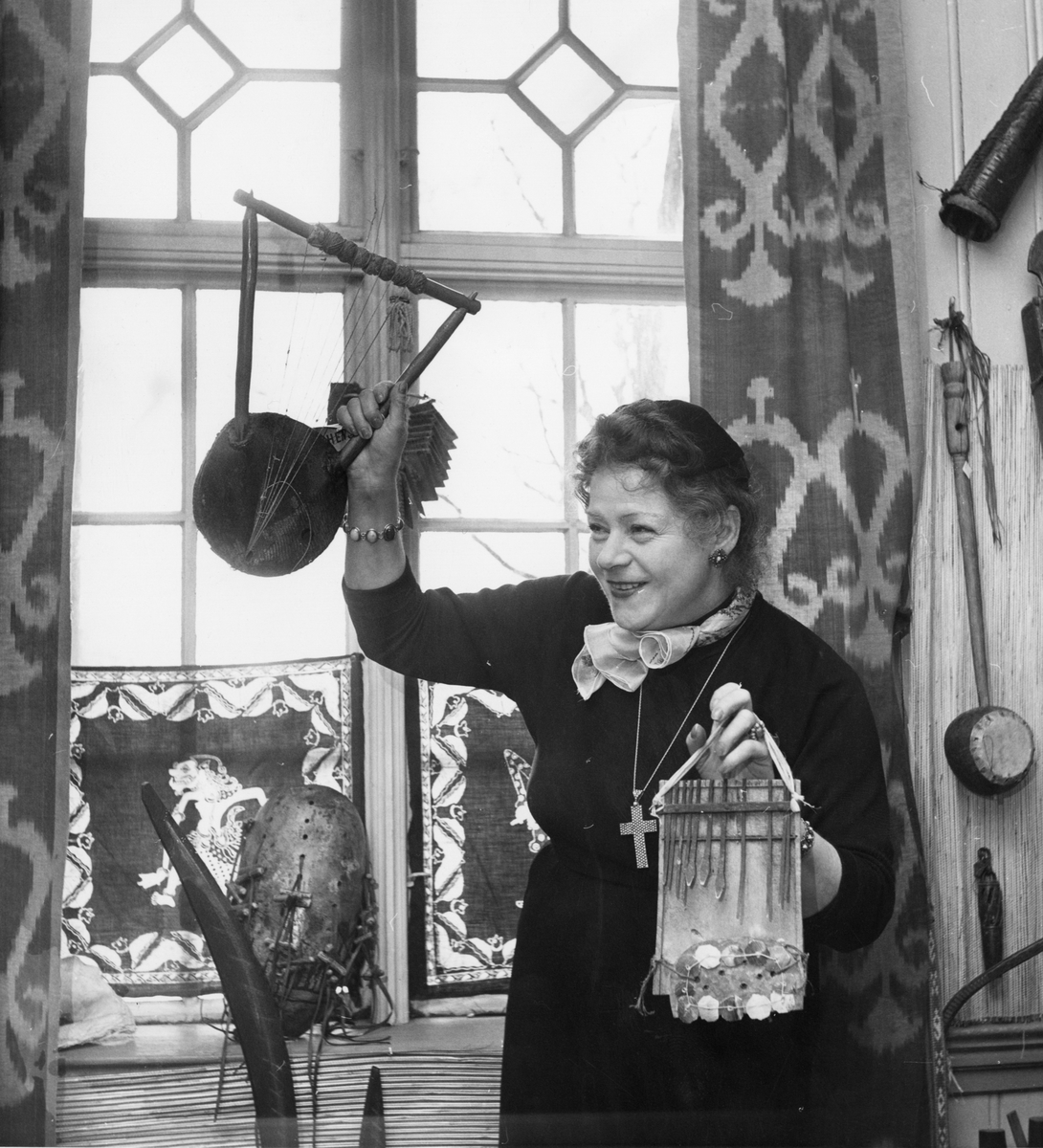 Victoria Bachke poserer med en harpe og en sansa i det tidligere afrikarommet.