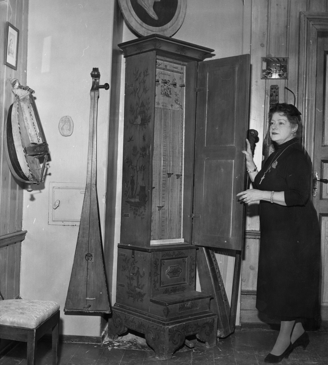 a og c: Victoria Bachke foran Johan Daniel Berlins "Monochordon Unicum". Bildet er tatt i entreen i utstillingen i Hovedbygningen på Ringve. 
b: Portrett av Victoria Bachke.