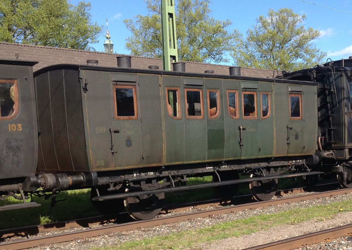 Kombinerad första-och andra klass personvagn SJ AB, nr 289. Grönmålad. 
Färgsättning och märkning ger intryck av patina, vilket dock är skenbart p.g.a. övermålningen på 1950-talet.
Invändigt är vagnen orörd sedan avställningen 1906 och inredning med 1880-talskaraktär. Sofforna i förstaklasskupén (mitten) är klädda med röd plysch, vilket är gjort efter 1874. Innertaket är klätt med mönstrad, lackad duk, möjligen damast, medan väggbeklädnaden i stjärnmönstrad madrassliknande linneväv har oklart ursprung. Motsvarande tyg skall dock ha funnits bl.a. i salongsvagn nr VI, kronprinsessans vagn. Förstaklasskupén har gröna gardiner. Sofforna i andraklasskupéerna är omklädda med ett mörkblått kläde, vilket är gjort efter 1877.  Andraklasskupéerna har träpanel på väggarna och i taket och saknar gardiner. Sofforna i den ena andraklasskupéen saknar tofsar, annars är de i stort sett lika.