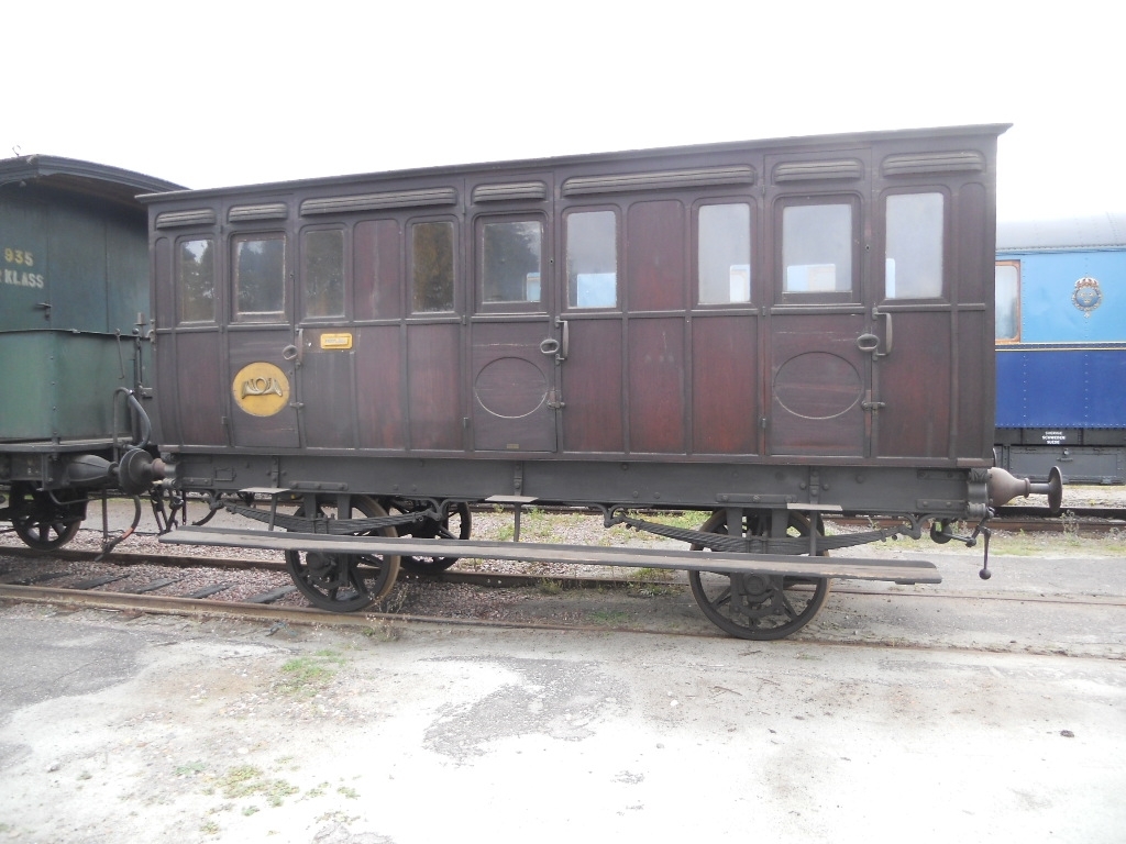 Person och postvagn Köping-Hults Järnväg, KHJ CD nr 40. Förstaklassvagn som nedklassades till andra klass troligen på 1880-talet. Enkel tredjeklassinredning i två kupéer och en tredje inredd för postsortering 1895. Taket av linnedamast är det enda som finns kvar av den tidiga förstaklassinteriören. Väggar och bänkar målade med eklasyr. Vagnskorg helt i trä täckt av tjocka teakskivor indelade av ett listverk i regelbundna fält, varpå ett lackskikt är pålagt. Ny kupédörr, ny fernissa, och posthorn på postkupéerna utvändigt samt nytillverkning av bänksitsar i en av tredjeklasskupéerna, nya hyllor för postfack samt vissa målningsarbeten på 1930-talet.  
Vagnen är kulturhistoriskt mycket värdefull som den äldsta bevarade svenska personvagnen och dessutom som representant för den första stora privatbanan. Vagnens karaktär är utvändigt nära original och inredningen är välbevarad efter ombyggnaden 1895.