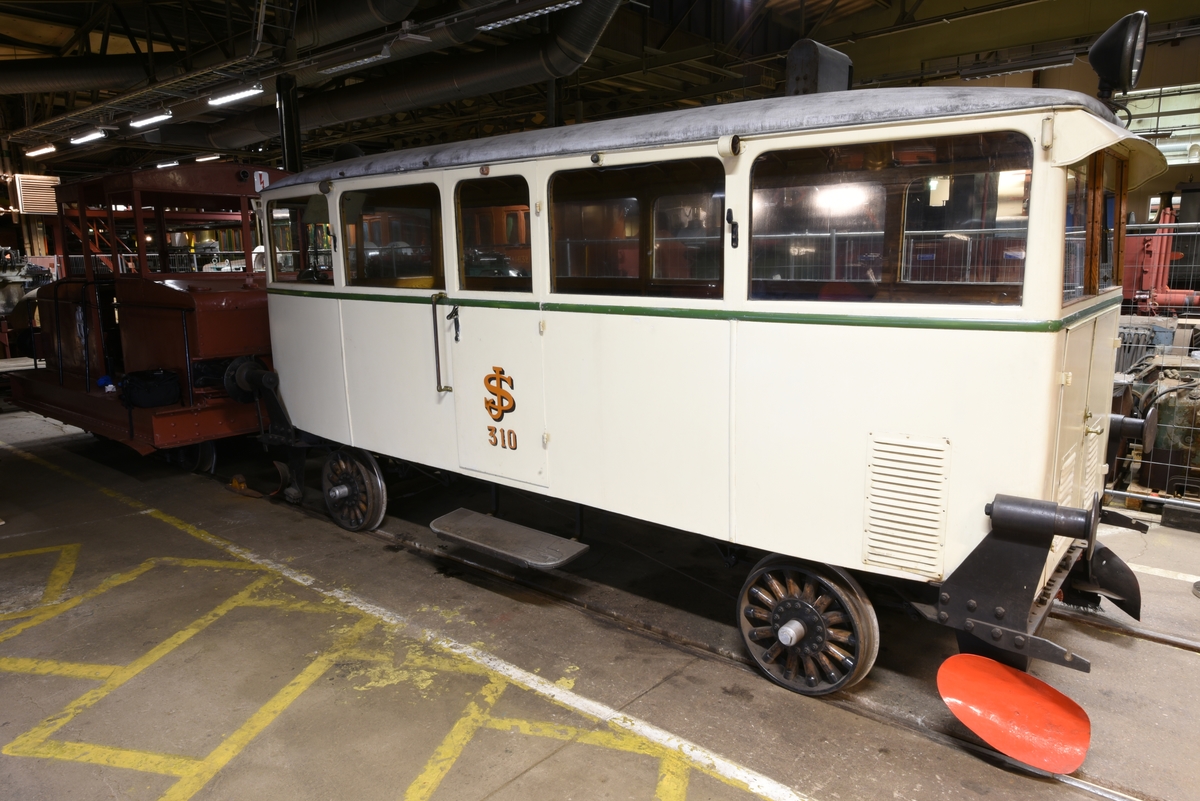 Rälsbuss SJ Y4b nr 310.
Inredd med fyra stycken mörka stoppade bänkar efter väggen med 14 sittplatser. Bussen har en 50 hk A-Fordmotor. Största tillåtna hastighet 80 km/h. 

Modell/Fabrikat/typ: YD