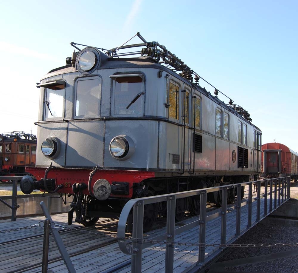 Ellok litt Pa nr 27.

Lok 27 är ett av två snälltågslok, som i princip är uppbyggda som de första malmtågloken, men som enkellok. Motorn är två meter i diameter och driver utan kugghjul, via koppelstänger, lokets blindaxel.
Loket är i 1930 års utförande och i körbart skick.
Plåtklädd träkorg, blågrå.