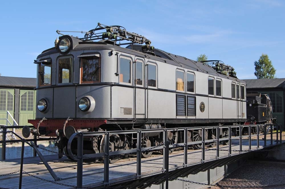 Ellok litt Pa nr 27.

Lok 27 är ett av två snälltågslok, som i princip är uppbyggda som de första malmtågloken, men som enkellok. Motorn är två meter i diameter och driver utan kugghjul, via koppelstänger, lokets blindaxel.
Loket är i 1930 års utförande och i körbart skick.
Plåtklädd träkorg, blågrå.