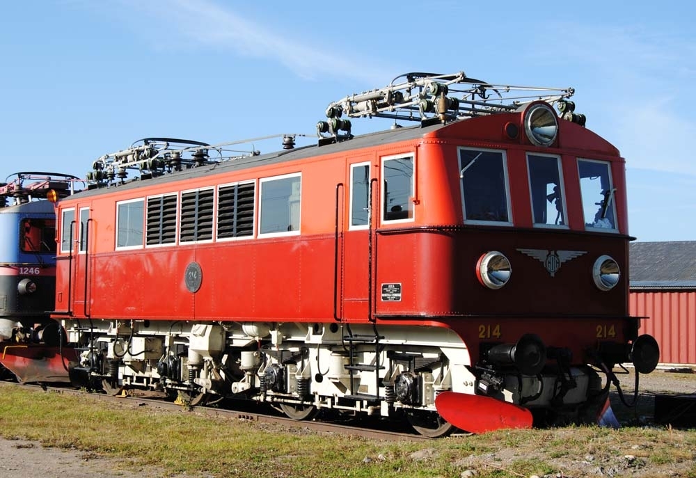 Ellok BJ litt O nr 214, SJ Litt Bk N.
Nederdelen mörkröd, överdelen klarröd. Gråvit korg. Emblemen på fronten är GDG:s (Tfv Göteborg-Dalarna-Gävle).
Loket har fyra motorer med en sammanlagd effekt av 2500 hk (1840 kW).

F.d. ID Bk 734

GDG-emblemet framtill har separat inventarienummer Jvm 17211.