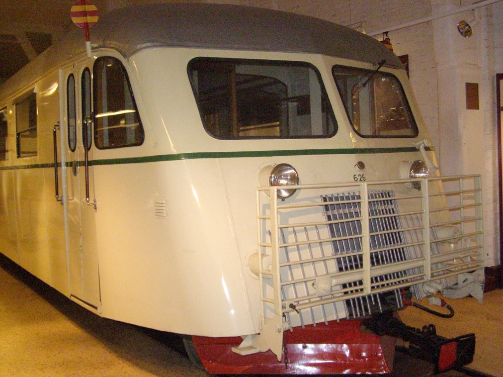 Rälsbuss Yo1s 626, med träkorg med tunn plåt utanpå. Ljust cremegul med en grön rand nedanför fönstren. Taket är silvergrått. Återställd i 1950-tals utförande.
Högsta tillåtna hastighet: 80 km/h.
Motor: Scania D802 på 155 hk.
Antal sittplatser: 46 stycken.
