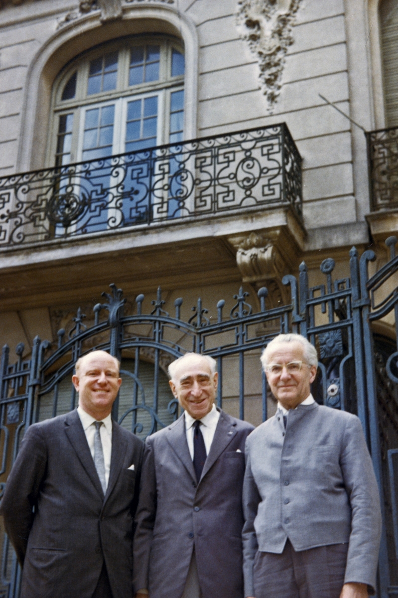 Bildet tatt i forbindelse med Ringve Museums kjøp av den sk. Morpurgosamlingen. Fra venstre: Uhlfelder, Adolfo Morpurgo og Günter Hellwig fra Tyskland. Personene foreviget utenfor Morpurgos hus i Buenos Aires.