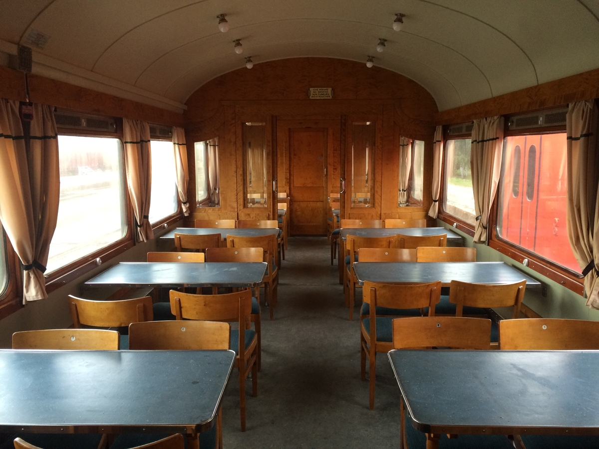 OKB BCort 73. F.d. littera SJ Ro2b 2982.
Insvängda gavlar efter tysk förebild. Vagnen har kvar sina dragspelsbälgar.
Grönmålad stålvagn.
Boggier modell 07F

40 platser i salong.