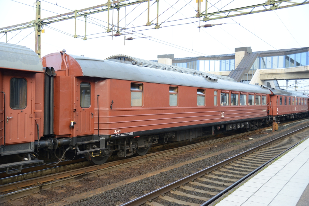 SJ Ro3(b) nr 3749, "Cronstedts vagn".
Helsvetsad, bärande vagnskorg. Rödbrun. Invändigt elektriskt kök och matsal med intarsior av konstnären Evald Dahlskog i form av silhuetter för städerna Malmö och Göteborg. Röd originalmatta. Matsalsinredning med betsad björkfanér på väggar och dörrar och stolar i massiv björk.

Bordsplatser: 48
Största tillåtna hastighet: 130 km/h

Ro3b är beteckningen – eller litterat – på modellen
3749 är vagnens löpnummer i SJ:s vagnserie.

R = restaurangvagn.
o = boggivagn (ska uttalas ”noll”).
3 = ordningsnummer bland restaurangvagnar med ändrad inredning.
b = anger att det är en andra variant av snarlika vagnar.

EVN: 50 74 2833 749-1
Boggier: MD56,1