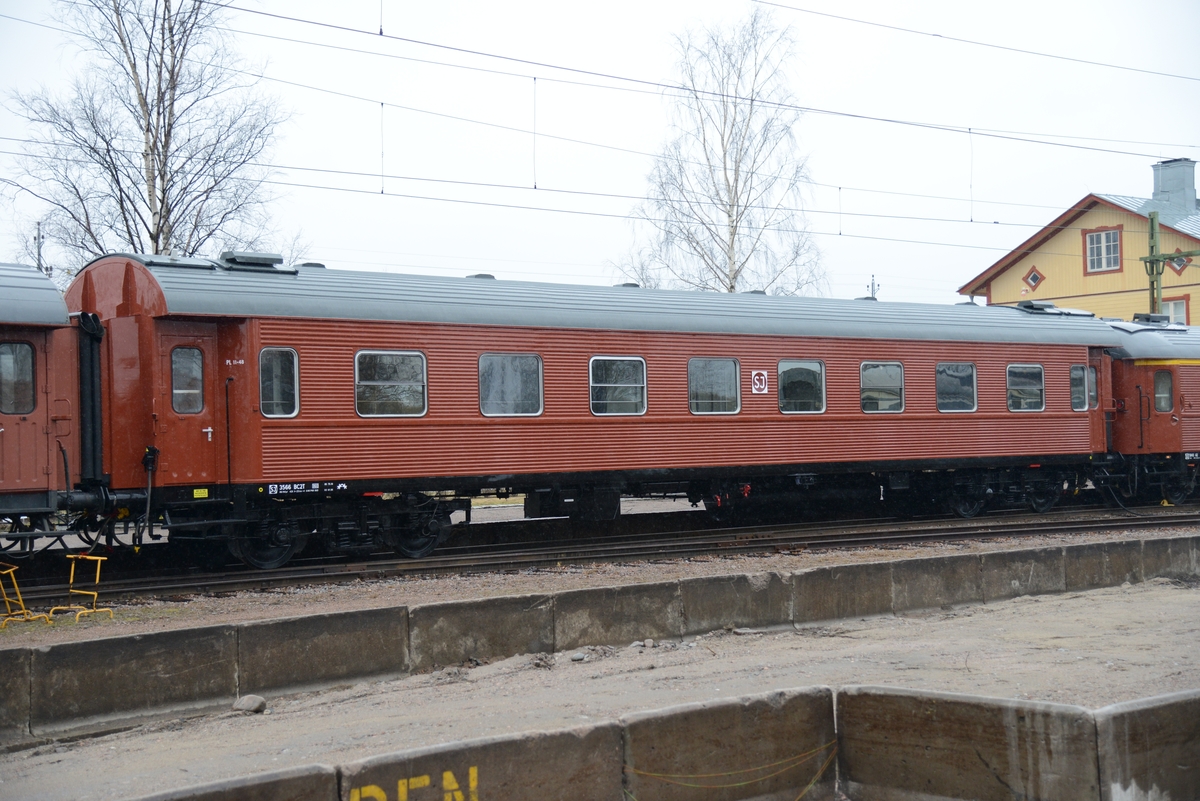 Liggvagn, ombyggd från andra klass personvagn, SJ BC2T nr 3566. Stålvagn med svetsad, självbärande korg.
Lackerades rödbrun 2014 som den såg ut i 1975 års utförande.

Platser: 48 liggplatser eller 64 sittplatser

Högsta tillåtna hastighet: 160 km/h

BC2T är en beteckning (littera på jvg-språk) på vagnstypen och betyder:
BC = Liggvagn
2 = Modell 2 i ”BC-familjen”, vilket har med inredningen att göra
T = Vagnen var försedd med vacuumtoalett när den var nyombyggd, och det markerades genom ett T
3566 är vagnens individnummer

EVN: 50 74 59 73 688-4.
MD-boggier.