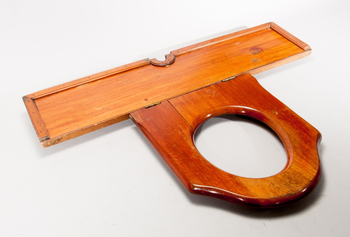 Klosettring i trä för WC-stol, mått: 750 x 1000 x 50 mm.