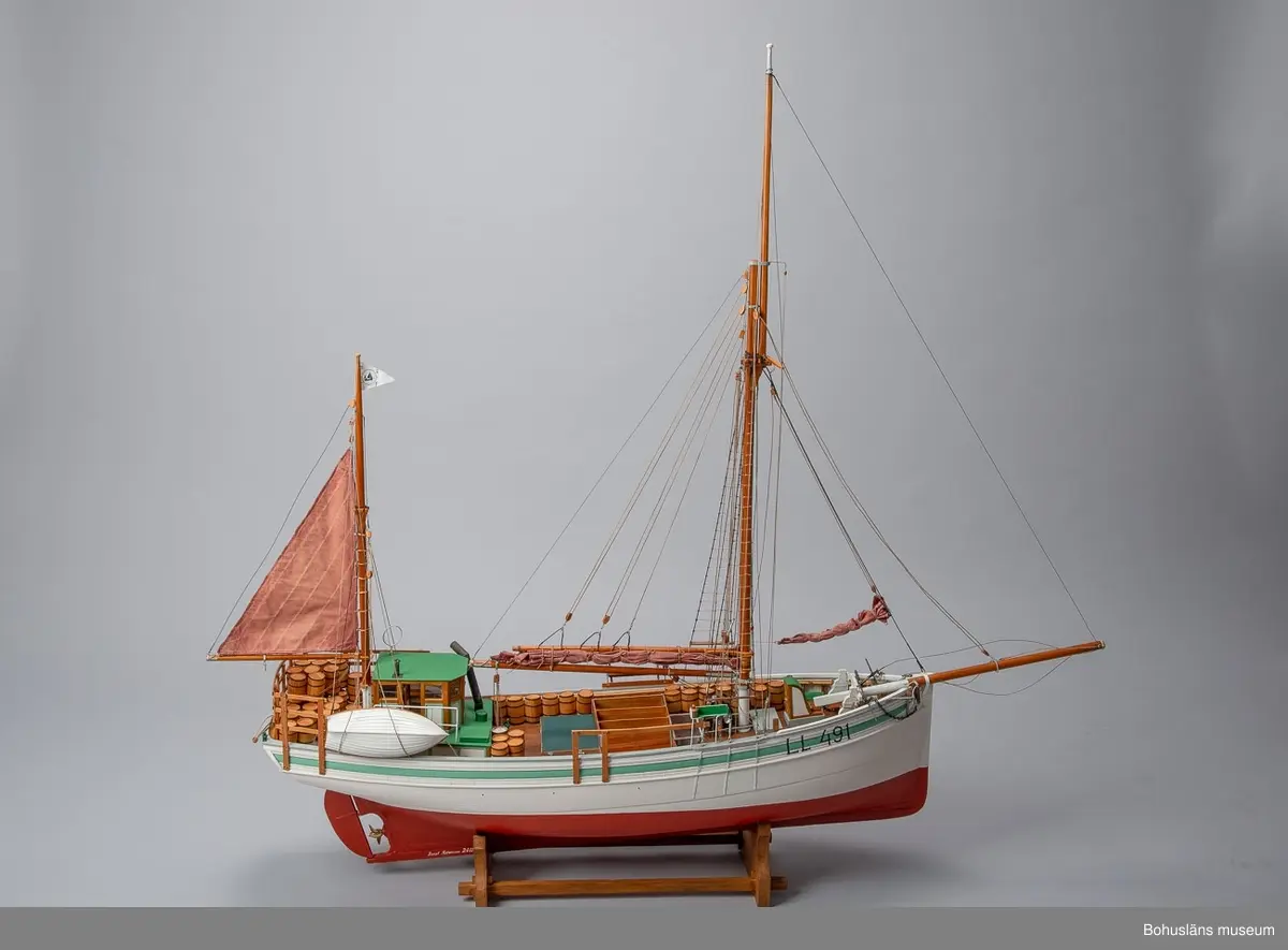 Modell av fiskebåten LL 491 RUDOLF.
Engelsk kutter utrustad för Islandsfiske som det tedde sig på 1930–1940-talet. 
Skala 1:25.
Signerad: Rudolf Bengt Pettersson, 2011.
Detaljrik och ytterst välgjord modell.