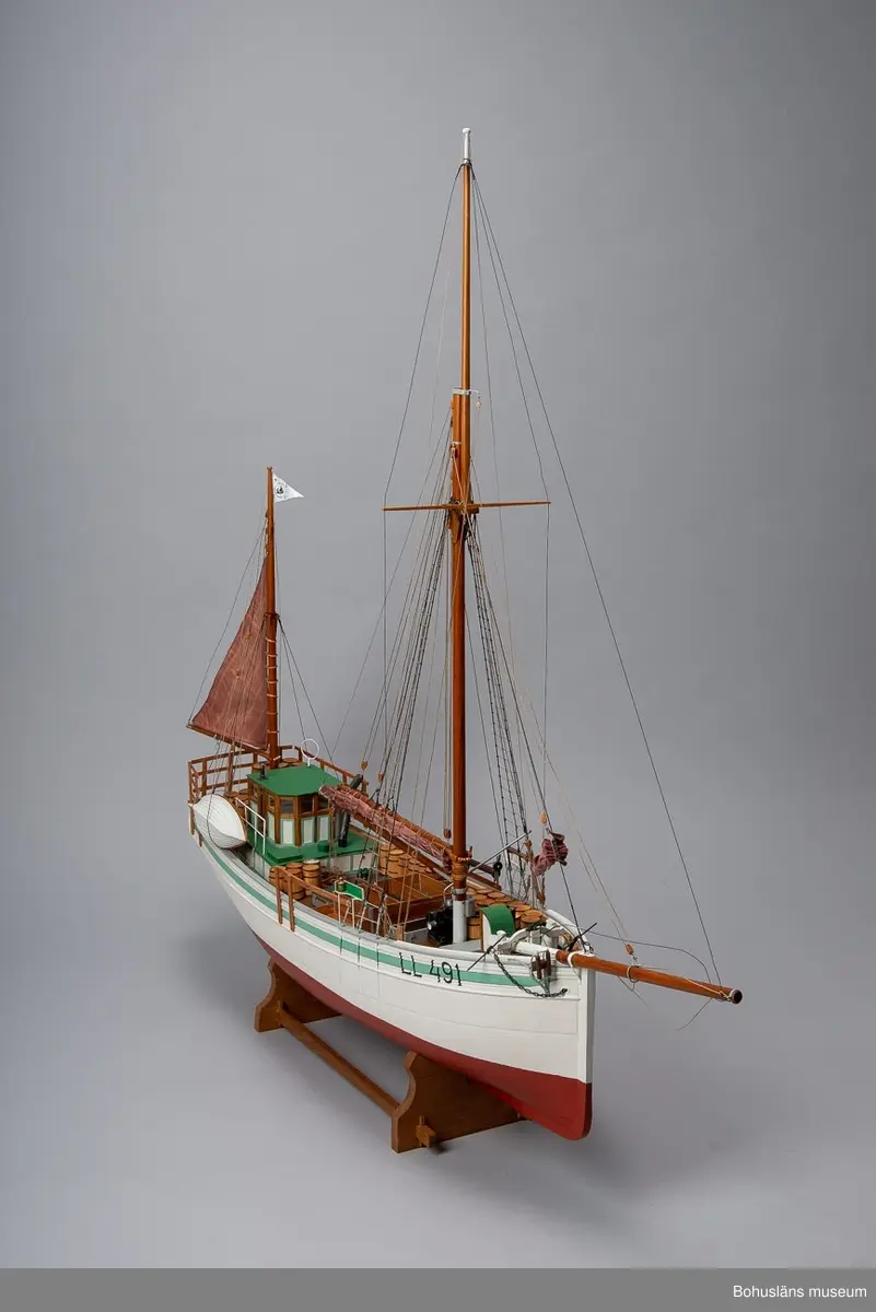 Modell av fiskebåten LL 491 RUDOLF.
Engelsk kutter utrustad för Islandsfiske som det tedde sig på 1930–1940-talet. 
Skala 1:25.
Signerad: Rudolf Bengt Pettersson, 2011.
Detaljrik och ytterst välgjord modell.