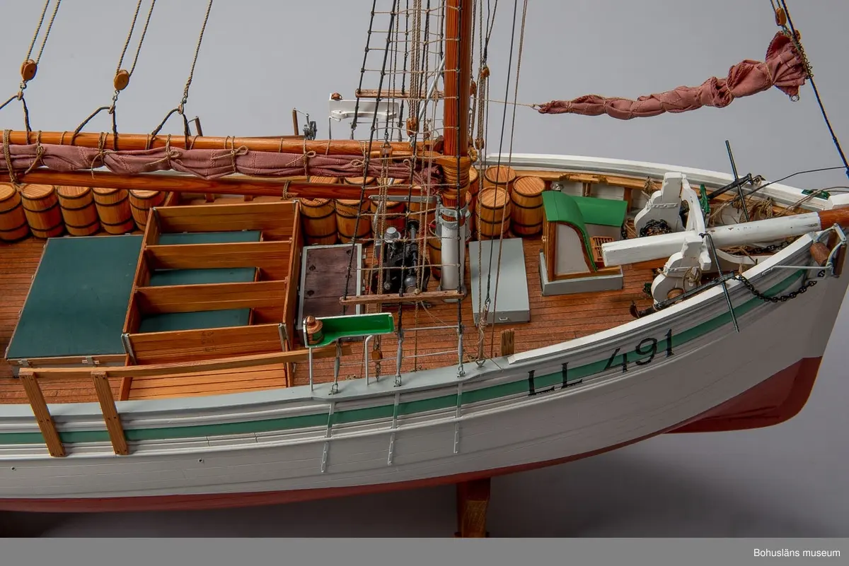 Modell av fiskebåten LL 491 RUDOLF.
Engelsk kutter utrustad för Islandsfiske som det tedde sig på 1930–1940-talet. 
Skala 1:25.
Signerad: Rudolf Bengt Pettersson, 2011.
Detaljrik och ytterst välgjord modell.