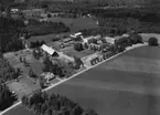 Flygfoto över Segerstads lanthushållsskola i Gislaveds kommun, Jönköpings län. Nr: 296/1957