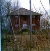 Lillhärad sn, Västerås.
Slagårda 1:1, Slagårda herrgård.
Norra magasinet. Södra sidan, med trappa upp till dörr. 1974.