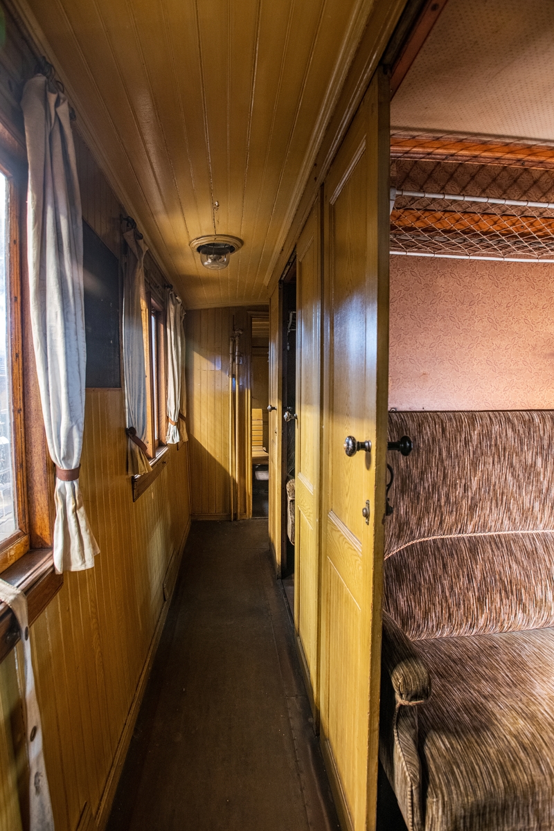 Personvagn SJ BC 486, f.d. SJ C6 486.
I gott avställningsskick som omodern äldre vagn något återställd till utförande som kombinerad före 1923. Rödbrunt ytskikt från ommålning efter att färgsystemet vid SJ gjordes om 1924. Plattformar i båda vagnsändar.

Andraklassdelen upptar 3/5 av vagnen och består av två kupéer för sammanlagt 12 personer, korridor och klosettrum. Korridoren är klädd med panel och ådringsmålad invändigt i ljus ekimitation. Det är skjutdörrar till andraklasskupéerna och en dörr in till tredje klass. Väggarna i andraklasskupéerna är klädda med brunblommig vaxduk och i taket sitter en ljus prickig vaxduk, samt stearinljusbelysning och blå nattskärmar av tunt fint kläde. Sofforna är väggfasta, med svarvade ben och klädda med tigermönstrad mokett (yllesammet med kort lugg), stoppade med tagel och har möbelsnoddar längs med kanter och sömmar.
Ovanför sofforna sitter hatthyllor med vitmålade gjutjärnskonsoler och snörnät. Under sofforna sitter värmeelement eller någon form av tilluftsflöde och över fönstren finns ventiler. Det är olika fönsterremmar i olika kupéer och i korridoren, vävda, av läder och av textil. Samtliga golv i andra klass och tredje klass är av brun linoleum. Golvet är skarvat på flera ställen. I korridoren sitter en svart tavla för anslag. Klosettrummet har en toalett med trälock och en pissoar. Utanför klosettrummet sitter ett karaffställ av trä på väggen för en karaff och två glas.

Tredjeklassdelen består av en dubbelkupé för 18 personer, utan mellanvägg men med öppning för passerande. Tredjeklassdelen har till skillnad från andra klass endast ett fönster mellan varje soffpar. Sofforna är utförda som spjälsoffor på järnstomme. Även resgodshyllorna är av träspjälor ådringsmålad i ljus ek liksom tak och väggar. Gjutjärnskonsolerna till hatthyllorna är rödmålade. Golvet är detsamma som i övriga vagnen.  

Vita mönstervävda gardiner med SJ:s emblem.