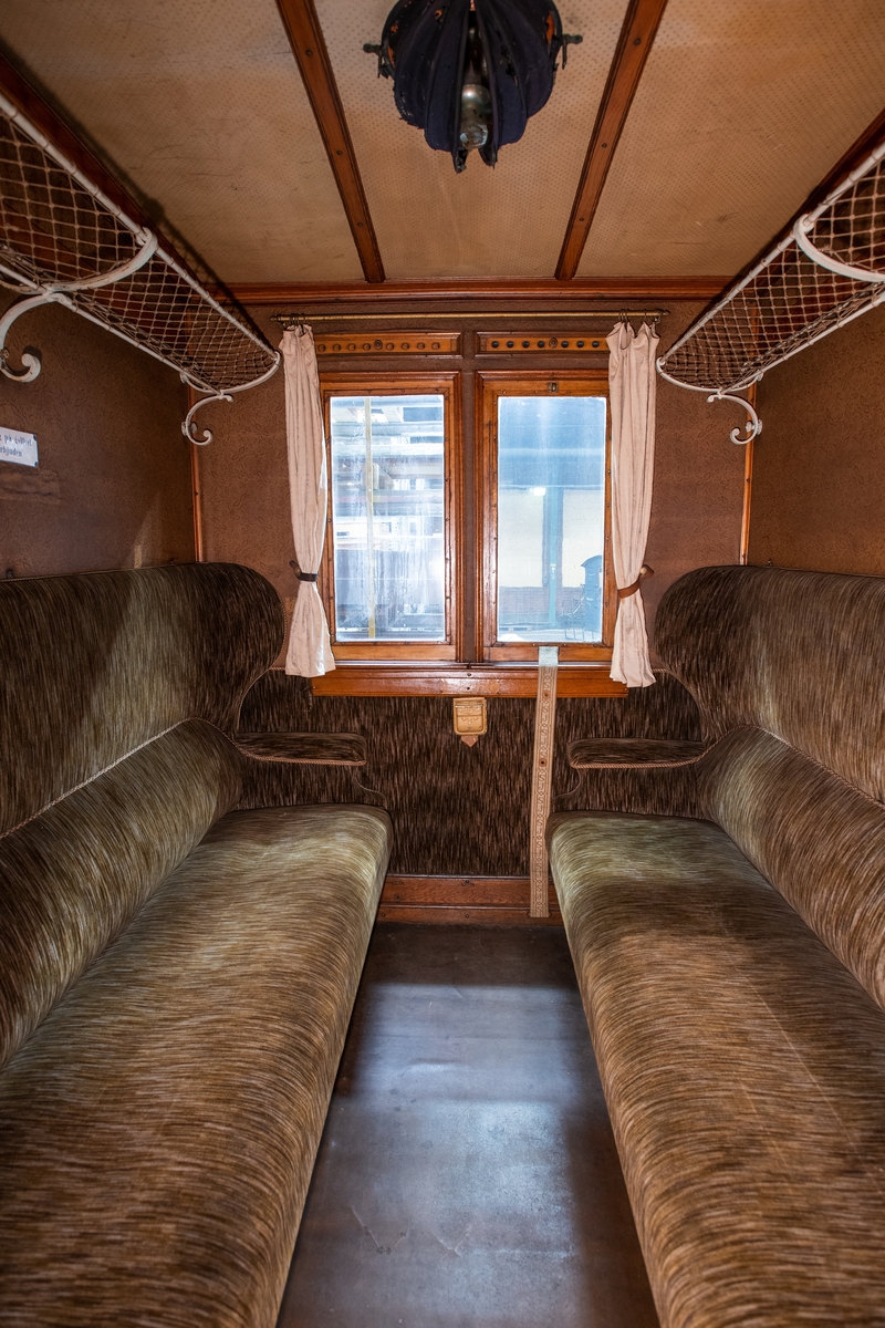 Personvagn SJ BC 486, f.d. SJ C6 486.
I gott avställningsskick som omodern äldre vagn något återställd till utförande som kombinerad före 1923. Rödbrunt ytskikt från ommålning efter att färgsystemet vid SJ gjordes om 1924. Plattformar i båda vagnsändar.

Andraklassdelen upptar 3/5 av vagnen och består av två kupéer för sammanlagt 12 personer, korridor och klosettrum. Korridoren är klädd med panel och ådringsmålad invändigt i ljus ekimitation. Det är skjutdörrar till andraklasskupéerna och en dörr in till tredje klass. Väggarna i andraklasskupéerna är klädda med brunblommig vaxduk och i taket sitter en ljus prickig vaxduk, samt stearinljusbelysning och blå nattskärmar av tunt fint kläde. Sofforna är väggfasta, med svarvade ben och klädda med tigermönstrad mokett (yllesammet med kort lugg), stoppade med tagel och har möbelsnoddar längs med kanter och sömmar.
Ovanför sofforna sitter hatthyllor med vitmålade gjutjärnskonsoler och snörnät. Under sofforna sitter värmeelement eller någon form av tilluftsflöde och över fönstren finns ventiler. Det är olika fönsterremmar i olika kupéer och i korridoren, vävda, av läder och av textil. Samtliga golv i andra klass och tredje klass är av brun linoleum. Golvet är skarvat på flera ställen. I korridoren sitter en svart tavla för anslag. Klosettrummet har en toalett med trälock och en pissoar. Utanför klosettrummet sitter ett karaffställ av trä på väggen för en karaff och två glas.

Tredjeklassdelen består av en dubbelkupé för 18 personer, utan mellanvägg men med öppning för passerande. Tredjeklassdelen har till skillnad från andra klass endast ett fönster mellan varje soffpar. Sofforna är utförda som spjälsoffor på järnstomme. Även resgodshyllorna är av träspjälor ådringsmålad i ljus ek liksom tak och väggar. Gjutjärnskonsolerna till hatthyllorna är rödmålade. Golvet är detsamma som i övriga vagnen.  

Vita mönstervävda gardiner med SJ:s emblem.