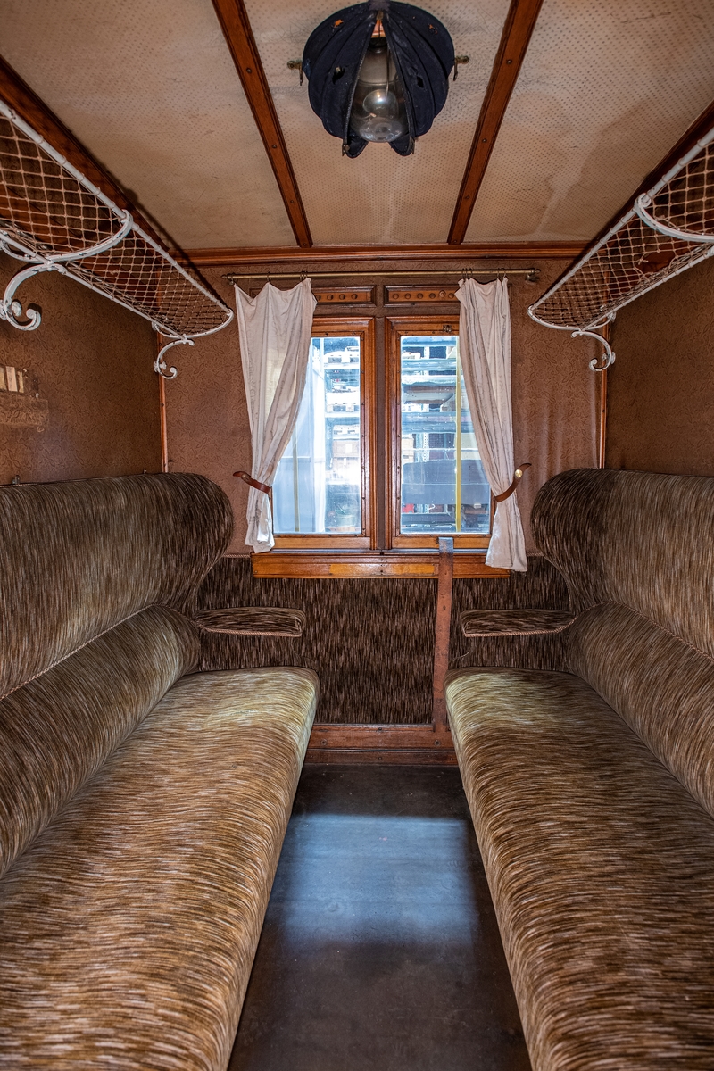 Personvagn SJ BC 486, f.d. SJ C6 486.
I gott avställningsskick som omodern äldre vagn något återställd till utförande som kombinerad före 1923. Rödbrunt ytskikt från ommålning efter att färgsystemet vid SJ gjordes om 1924. Plattformar i båda vagnsändar.

Andraklassdelen upptar 3/5 av vagnen och består av två kupéer för sammanlagt 12 personer, korridor och klosettrum. Korridoren är klädd med panel och ådringsmålad invändigt i ljus ekimitation. Det är skjutdörrar till andraklasskupéerna och en dörr in till tredje klass. Väggarna i andraklasskupéerna är klädda med brunblommig vaxduk och i taket sitter en ljus prickig vaxduk, samt stearinljusbelysning och blå nattskärmar av tunt fint kläde. Sofforna är väggfasta, med svarvade ben och klädda med tigermönstrad mokett (yllesammet med kort lugg), stoppade med tagel och har möbelsnoddar längs med kanter och sömmar.
Ovanför sofforna sitter hatthyllor med vitmålade gjutjärnskonsoler och snörnät. Under sofforna sitter värmeelement eller någon form av tilluftsflöde och över fönstren finns ventiler. Det är olika fönsterremmar i olika kupéer och i korridoren, vävda, av läder och av textil. Samtliga golv i andra klass och tredje klass är av brun linoleum. Golvet är skarvat på flera ställen. I korridoren sitter en svart tavla för anslag. Klosettrummet har en toalett med trälock och en pissoar. Utanför klosettrummet sitter ett karaffställ av trä på väggen för en karaff och två glas.

Tredjeklassdelen består av en dubbelkupé för 18 personer, utan mellanvägg men med öppning för passerande. Tredjeklassdelen har till skillnad från andra klass endast ett fönster mellan varje soffpar. Sofforna är utförda som spjälsoffor på järnstomme. Även resgodshyllorna är av träspjälor ådringsmålad i ljus ek liksom tak och väggar. Gjutjärnskonsolerna till hatthyllorna är rödmålade. Golvet är detsamma som i övriga vagnen.  

Vita mönstervävda gardiner med SJ:s emblem.