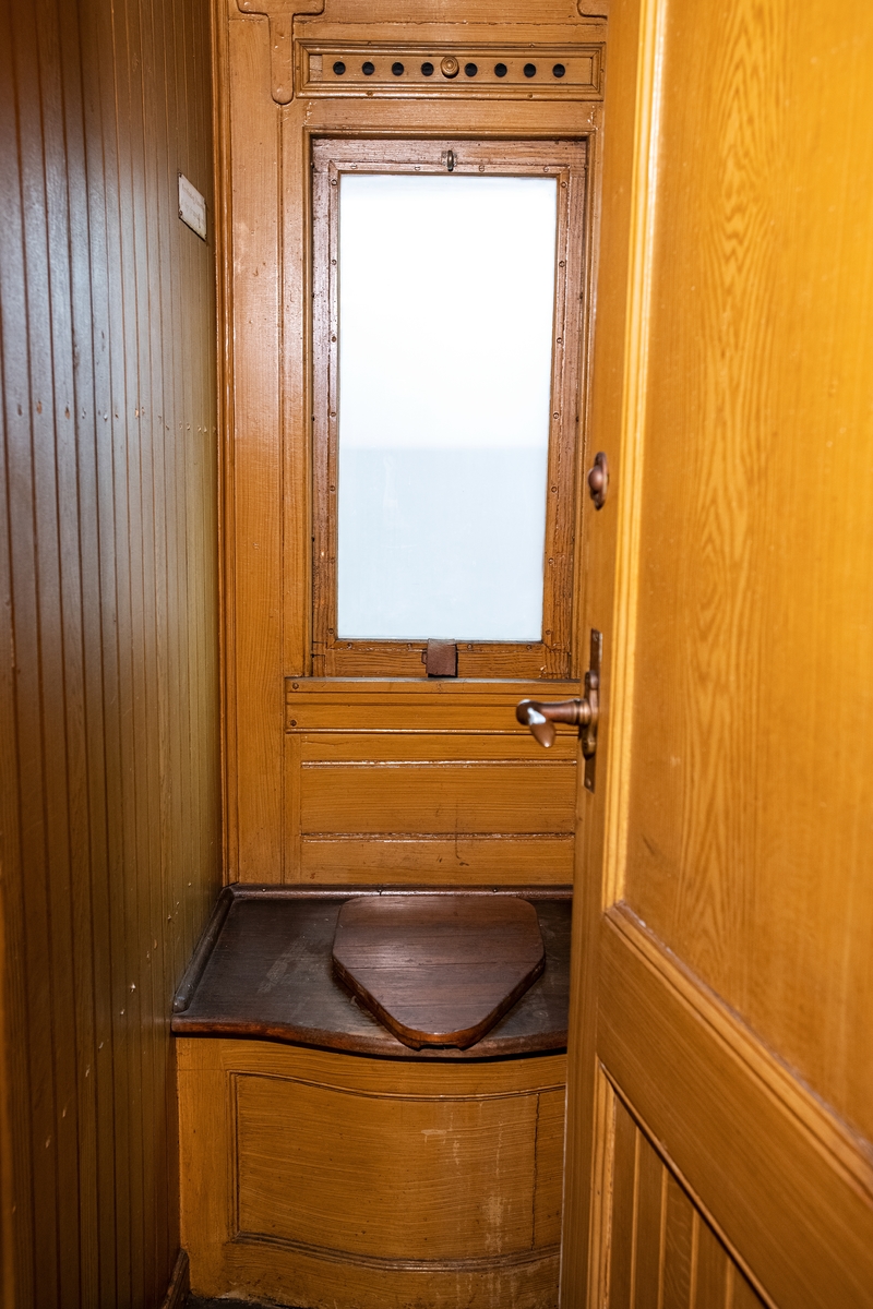 Personvagn SJ BC 486, f.d. SJ C6 486.
I gott avställningsskick som omodern äldre vagn något återställd till utförande som kombinerad före 1923. Rödbrunt ytskikt från ommålning efter att färgsystemet vid SJ gjordes om 1924. Plattformar i båda vagnsändar.

Andraklassdelen upptar 3/5 av vagnen och består av två kupéer för sammanlagt 12 personer, korridor och klosettrum. Korridoren är klädd med panel och ådringsmålad invändigt i ljus ekimitation. Det är skjutdörrar till andraklasskupéerna och en dörr in till tredje klass. Väggarna i andraklasskupéerna är klädda med brunblommig vaxduk och i taket sitter en ljus prickig vaxduk, samt stearinljusbelysning och blå nattskärmar av tunt fint kläde. Sofforna är väggfasta, med svarvade ben och klädda med tigermönstrad mokett (yllesammet med kort lugg), stoppade med tagel och har möbelsnoddar längs med kanter och sömmar.
Ovanför sofforna sitter hatthyllor med vitmålade gjutjärnskonsoler och snörnät. Under sofforna sitter värmeelement eller någon form av tilluftsflöde och över fönstren finns ventiler. Det är olika fönsterremmar i olika kupéer och i korridoren, vävda, av läder och av textil. Samtliga golv i andra klass och tredje klass är av brun linoleum. Golvet är skarvat på flera ställen. I korridoren sitter en svart tavla för anslag. Klosettrummet har en toalett med trälock och en pissoar. Utanför klosettrummet sitter ett karaffställ av trä på väggen för en karaff och två glas.

Tredjeklassdelen består av en dubbelkupé för 18 personer, utan mellanvägg men med öppning för passerande. Tredjeklassdelen har till skillnad från andra klass endast ett fönster mellan varje soffpar. Sofforna är utförda som spjälsoffor på järnstomme. Även resgodshyllorna är av träspjälor ådringsmålad i ljus ek liksom tak och väggar. Gjutjärnskonsolerna till hatthyllorna är rödmålade. Golvet är detsamma som i övriga vagnen.  

Vita mönstervävda gardiner med SJ:s emblem.