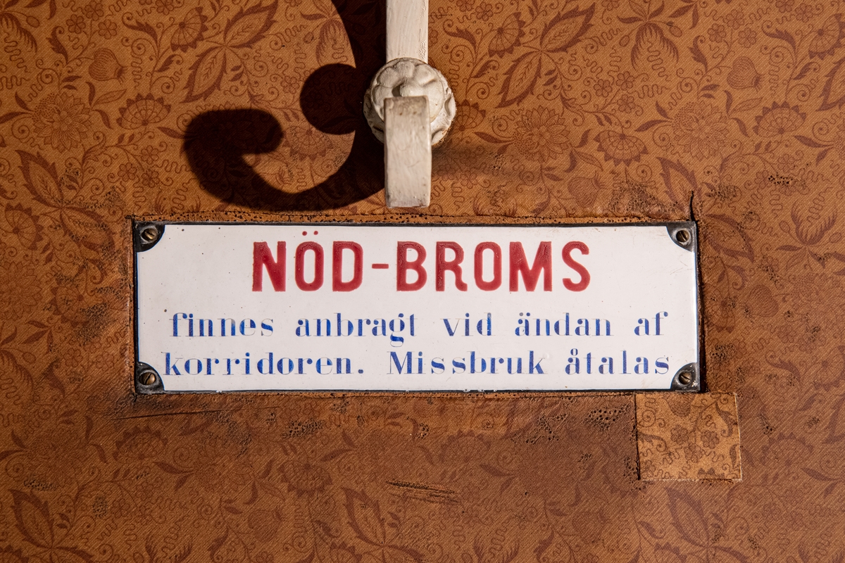 Personvagn SJ BC 486, f.d. SJ C6 486.
I gott avställningsskick som omodern äldre vagn något återställd till utförande som kombinerad före 1923. Rödbrunt ytskikt från ommålning efter att färgsystemet vid SJ gjordes om 1924. Plattformar i båda vagnsändar.

Andraklassdelen upptar 3/5 av vagnen och består av två kupéer för sammanlagt 12 personer, korridor och klosettrum. Korridoren är klädd med panel och ådringsmålad invändigt i ljus ekimitation. Det är skjutdörrar till andraklasskupéerna och en dörr in till tredje klass. Väggarna i andraklasskupéerna är klädda med brunblommig vaxduk och i taket sitter en ljus prickig vaxduk, samt stearinljusbelysning och blå nattskärmar av tunt fint kläde. Sofforna är väggfasta, med svarvade ben och klädda med tigermönstrad mokett (yllesammet med kort lugg), stoppade med tagel och har möbelsnoddar längs med kanter och sömmar.
Ovanför sofforna sitter hatthyllor med vitmålade gjutjärnskonsoler och snörnät. Under sofforna sitter värmeelement eller någon form av tilluftsflöde och över fönstren finns ventiler. Det är olika fönsterremmar i olika kupéer och i korridoren, vävda, av läder och av textil. Samtliga golv i andra klass och tredje klass är av brun linoleum. Golvet är skarvat på flera ställen. I korridoren sitter en svart tavla för anslag. Klosettrummet har en toalett med trälock och en pissoar. Utanför klosettrummet sitter ett karaffställ av trä på väggen för en karaff och två glas.

Tredjeklassdelen består av en dubbelkupé för 18 personer, utan mellanvägg men med öppning för passerande. Tredjeklassdelen har till skillnad från andra klass endast ett fönster mellan varje soffpar. Sofforna är utförda som spjälsoffor på järnstomme. Även resgodshyllorna är av träspjälor ådringsmålad i ljus ek liksom tak och väggar. Gjutjärnskonsolerna till hatthyllorna är rödmålade. Golvet är detsamma som i övriga vagnen.  

Vita mönstervävda gardiner med SJ:s emblem.