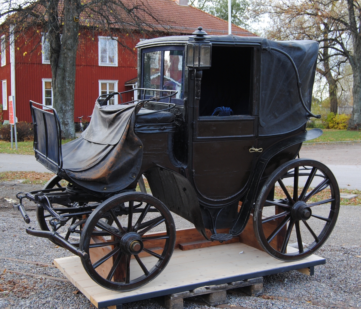 Hästdragen fyrhjulig kupé med tistelstång. Droskan är svart med tak av svart skinn, och har en lykta på vänster sida fram.

Kupén är inredd i blått, med stoppad soffa och madrasserade väggar klädda med samma blå ylletyg.
Mönstervävda dragremmar för att öppna och stänga vagnens fönster hänger i varje fönster, varav en är avbruten. Remmarna har ett geometriskt mönster och platta tofsar som avslut,
Golvet och vagnssidorna en bit upp är klädda med mönstervävt yllematta, ovanpå detta ligger på golvet en rektangulär matta med den invävda texten ”Myrstedt & Stern Stockholm”. På kupéns framsida hänger en tygpåse broderad med diamantstygn i ett geometriskt mönster. På dörrarnas insidor hänger dessutom påsar av blått tyg.

Vagnens fotsteg är utfört i svartmålat smide.