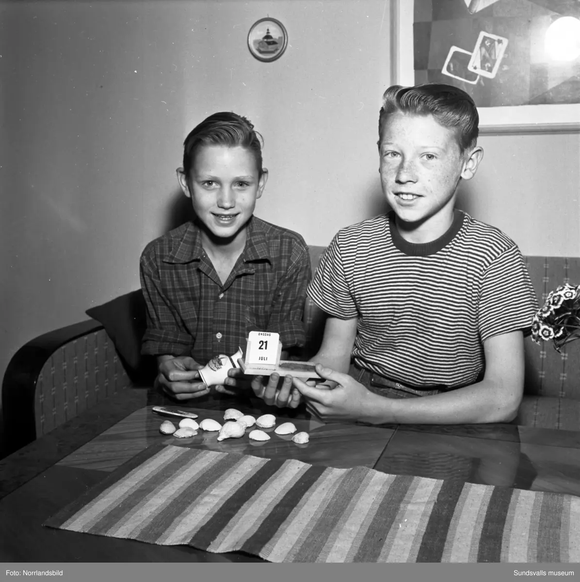 I ett utbytesprojekt har Sundsvallsungdomarna Eva och Kjell-Åke bott hos värdfamiljer i Danmark i fjorton dagar och nu är det dags att spendera två sommarlovsveckor på hemmaplan med sina danska vänner. Bild 1: Eva Hultqvist och Britta Christiansen samt hunden Dux. Bild 2: Bjarne Steffensen och Kjell-Åke Persson.
