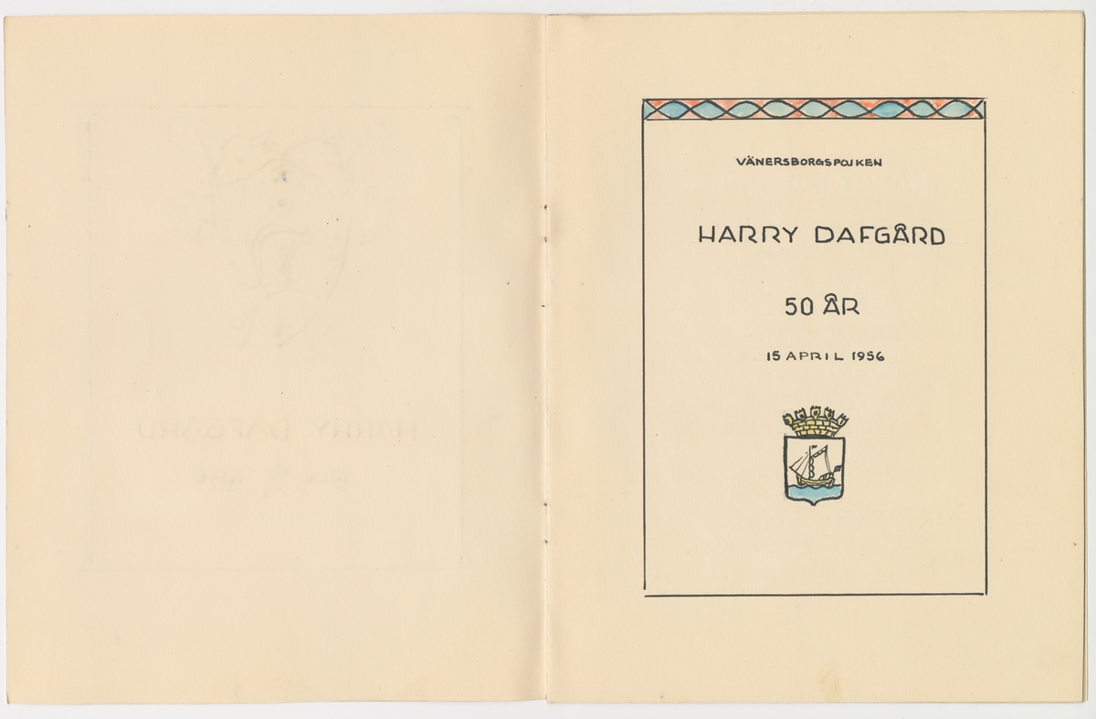 Födelsedagskort på fyra blad som tillverkas till Harry Dafgård när han fyllde 50 år, 15 april 1936. På framsidan finns en sköld med en häst och en tjur som tittar fram. Yxor och piskor kan även ses sticka fram bakom skölden. Sköden är prytt med ett D. Under skölden står: Harry Dafgård 1906 15/4 1956.
På nästa uppslag står:
Vänersborgspojekn Harry Dafgård 50 år 15 april 1956

På nästa uppslag står en lista av namn på personer som gratulerat på 50-årsdagen.

På nästa uppsalg ses Harry segla i hårt väder och Harry hållandes ett grishuvud med ett äpple i munnen.

På sista uppslaget ser vi Harry besökandes Tyskland samt Harry på travbanan.