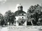 Kung Karl sn, Kungsör.
Kung Karls kyrka med stenmur i förgrunden.