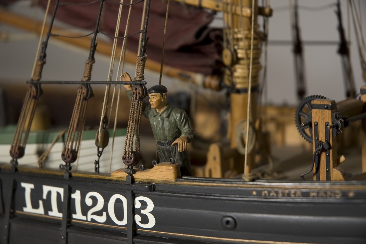 Modell i skala 1:25,4 av kuttern MASTERHAND. Modellen är en exakt kopia av originalet som byggdes 1920 i England. Detaljerna i skutans inre är utförda med like stor omsorg som de ovan däck. Allt finns på plats, från den lilla spiskroken i kabyssen till skepparens rakspegel ovanför kaminen. Erik Swartberg som byggde modellen berättar: Tre år tog det från kölen till vimpeln i toppen. Men då satt jag ofta uppslukad från åtta på morgonen till två på natten.