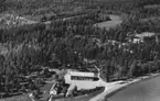 Flygfoto över Ohs Bruks skola i Värnamo Kommun, Jönköpings län. Nr: 335/1957