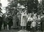 Kung Karl sn, Kungsör.
Kungsör Hembygdsförenings fornminnesutfärd den 1 juni 1957.
Sven Drakenberg stående på sten pekar och berättar för deltagarna.