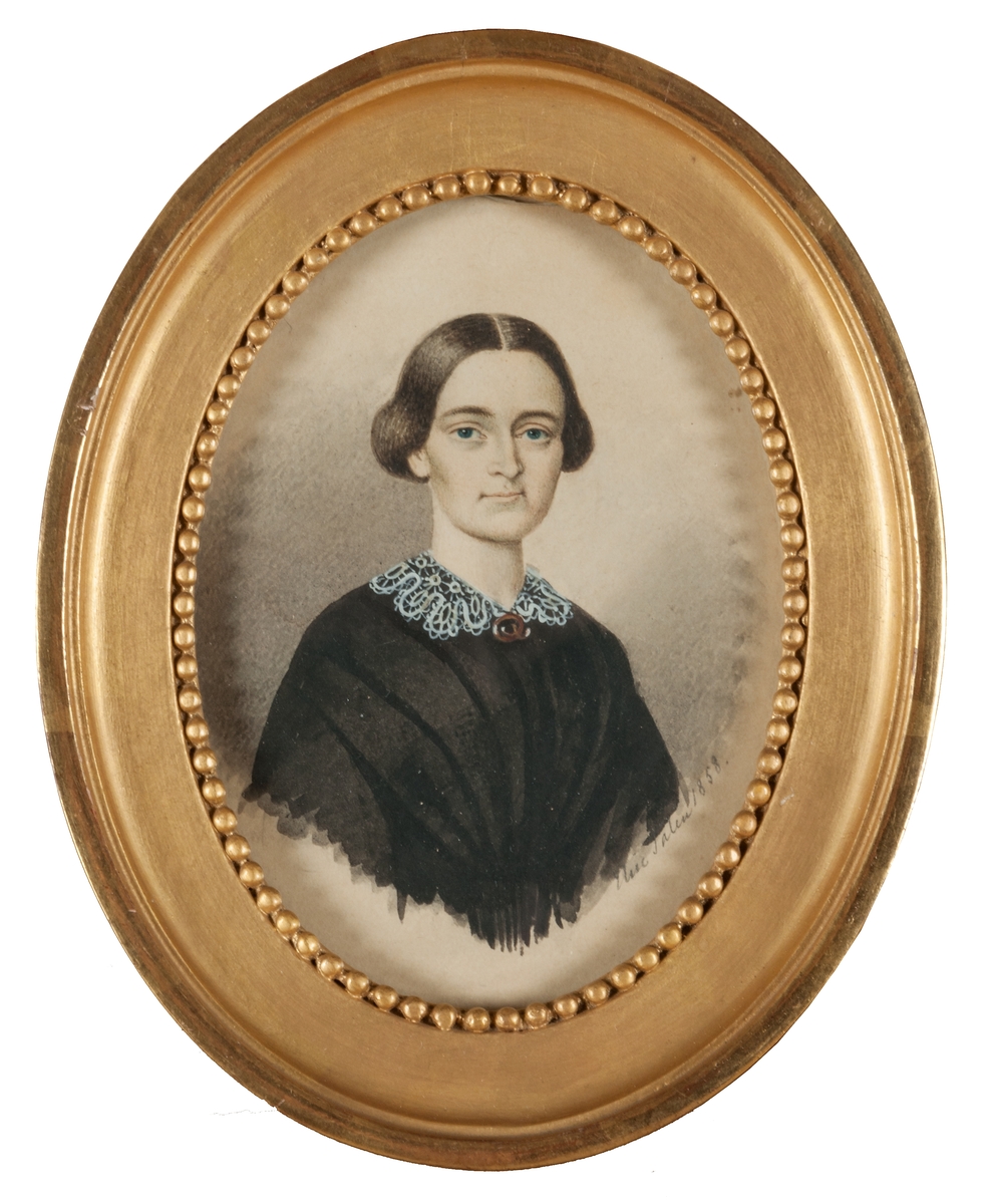Miniatyr, i akvarell, porträtt av Clara Mathilda Klintberg. 
Oval, förgylld ram.