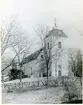 Kungsåra sn, Västerås.
Kyrkan, exteriör - med stenmur framför.