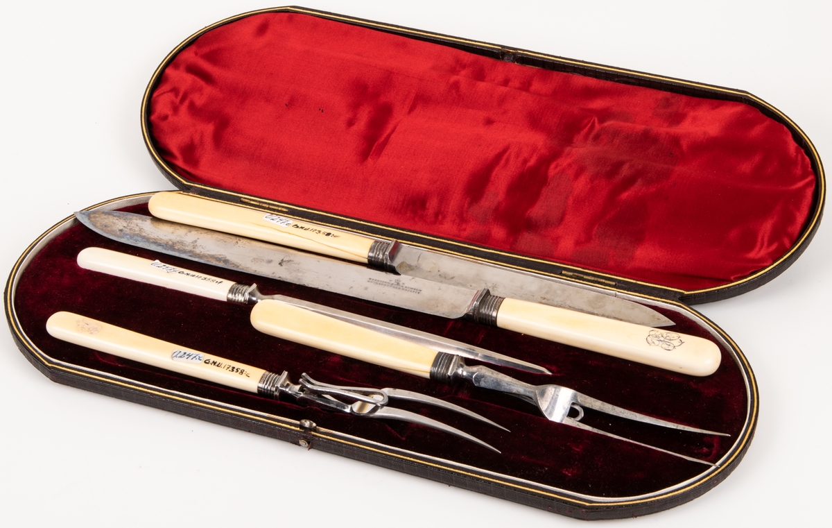 Stekgarnityr i svart fodral med initialerna P.E. i guld. Skaft med snirkligt monogram. Stämpel "V R".

Harrison Bros & Hovsson Cutlers to her Majesty.