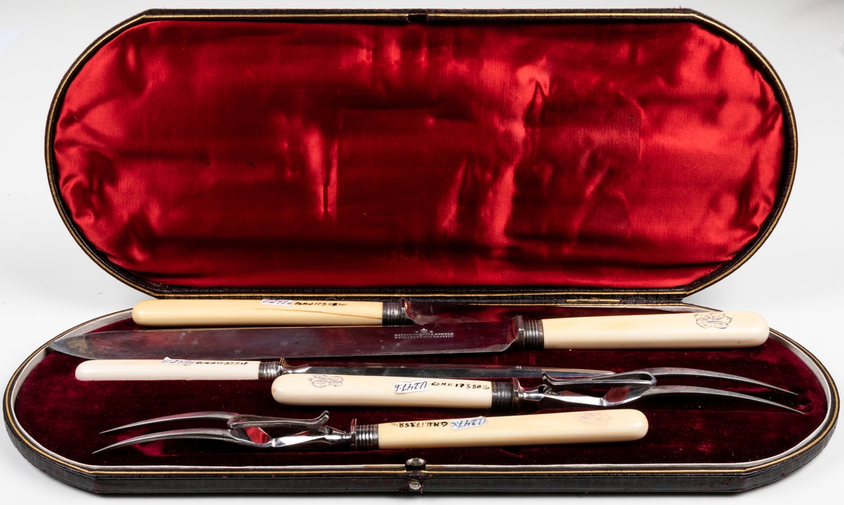 Stekgarnityr i svart fodral med initialerna P.E. i guld. Skaft med snirkligt monogram. Stämpel "V R".

Harrison Bros & Hovsson Cutlers to her Majesty.