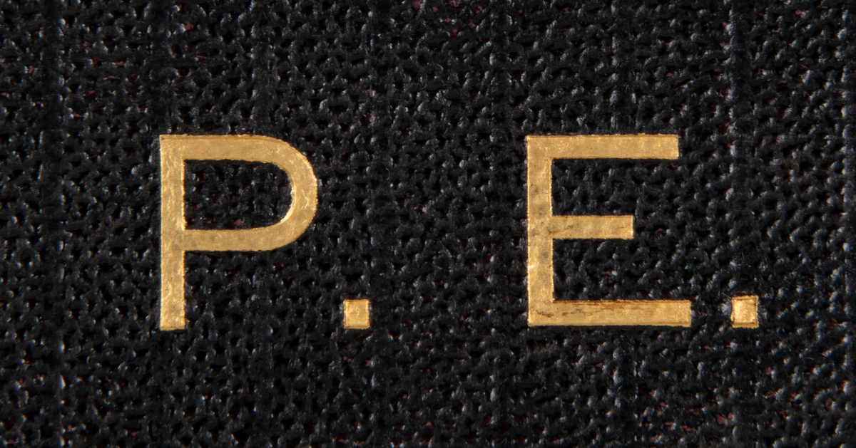 Stekgarnityr i svart fodral med initialerna P.E. i guld. Skaft med snirkligt monogram. Stämpel "V R".

Harrison Bros & Hovsson Cutlers to her Majesty.