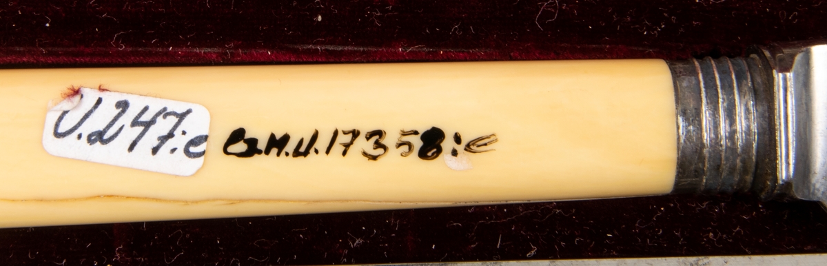 Stekgarnityr i svart fodral med initialerna P.E. i guld. Skaft med snirkligt monogram. Stämpel "V R".

Harrison Bros & Hovsson Cutlers to her Majesty.