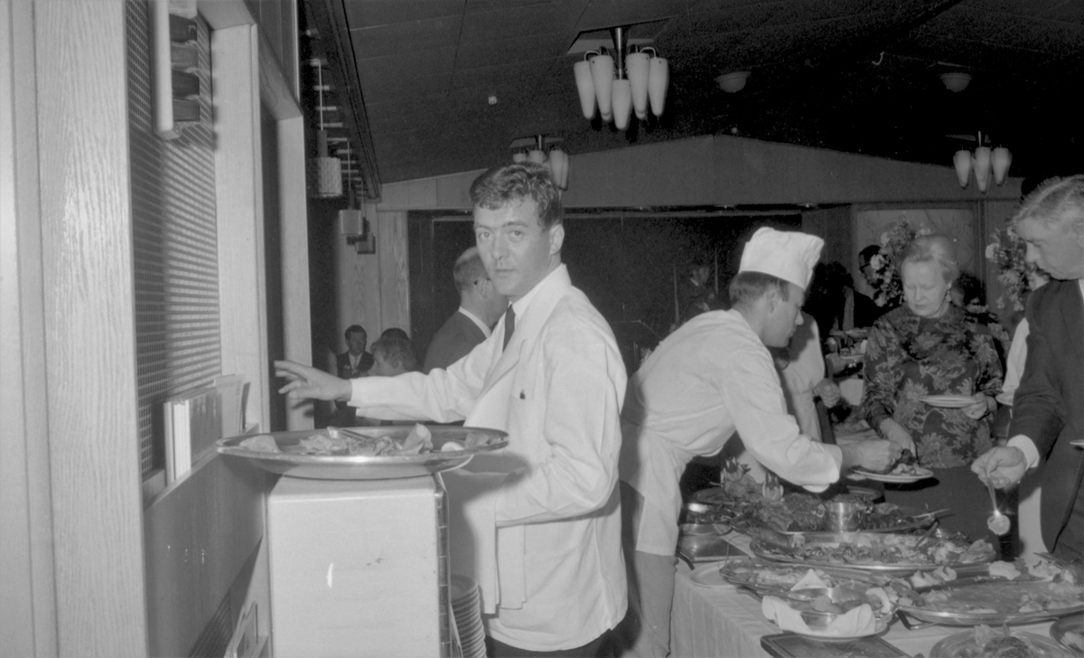 Stabelavløp "Androi". Stor folkemengde tilstede ved sjøsettingen. Bilder fra lunsjen etterpå og festen på kvelden. Bestilt av H.M.V.