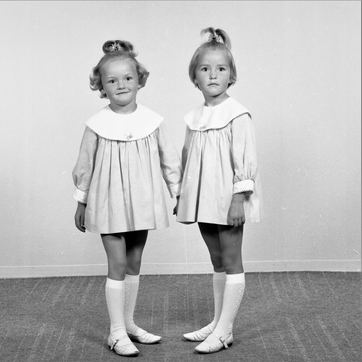 Portrett. Familie. Ung mørkblond pike med kort hår i lys heklet kjole og lys strømperbukse. To unge mørkblonde piker med oppsatt hår og sløyfe i håret, korte lyse prikkede sommerkjoler med store lyse krager og lyse knestømper. Foto av den yngste alene, de to eldre sammen og alle tre. Bestilt av J. Haraldseid. Spanne