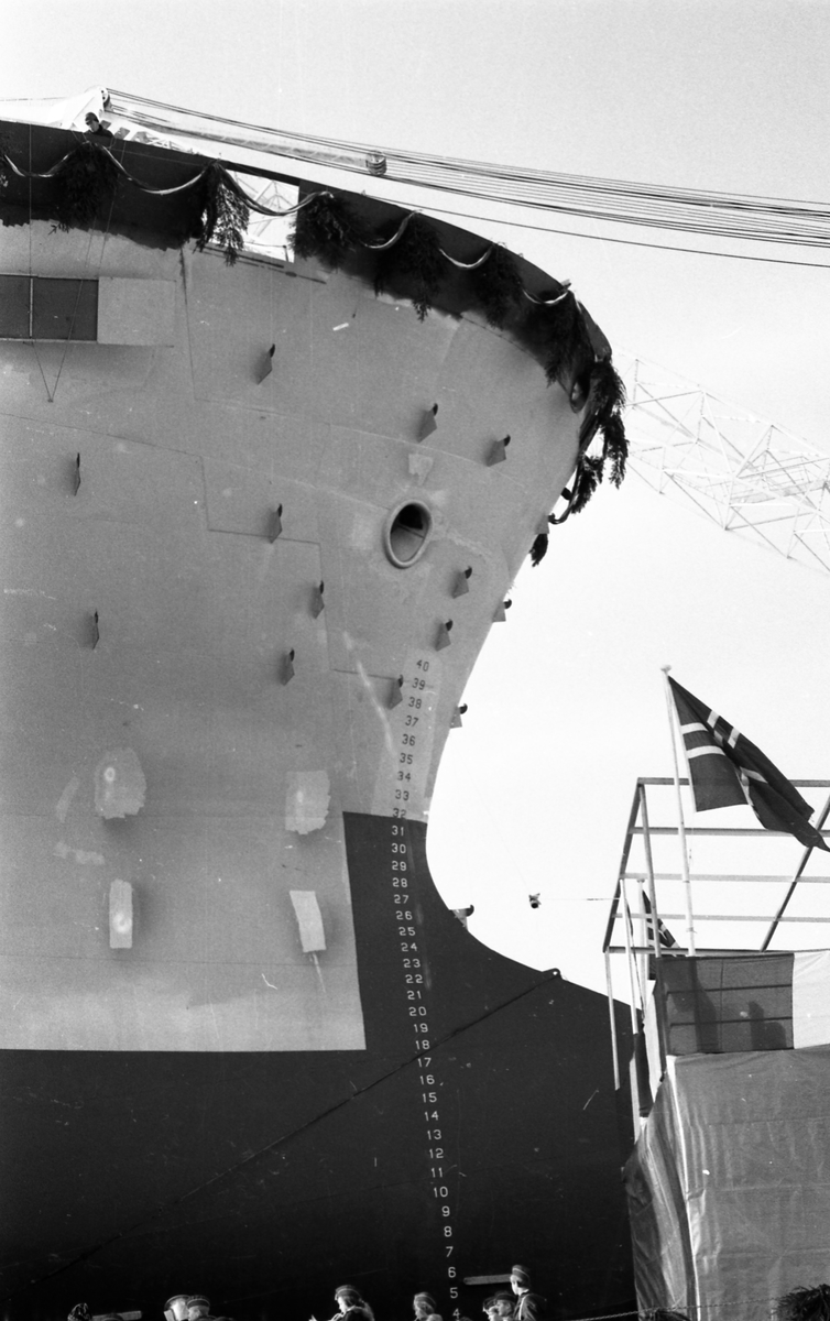 Stabelavløpning. M/S "Vestland".  Døp og sjøsetting. Publikum og orkester. Selskapet etterpå. Bestilt av H.M.V.